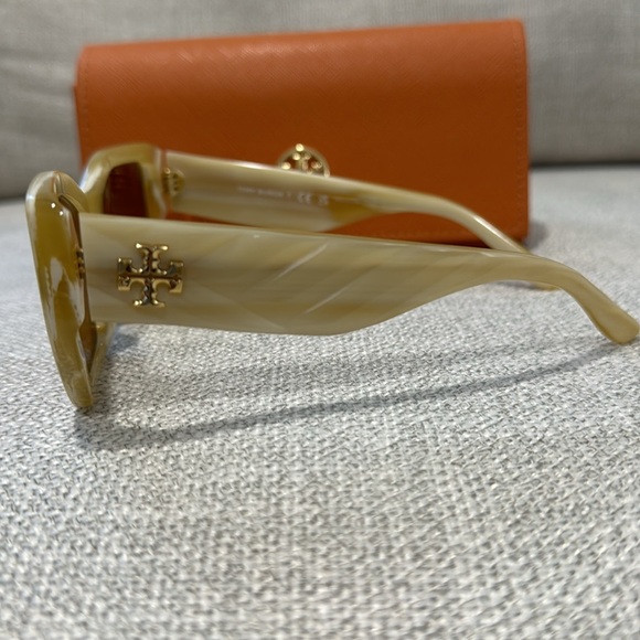 Tory Burch 2023 sunglasses - Picture 3 of 4